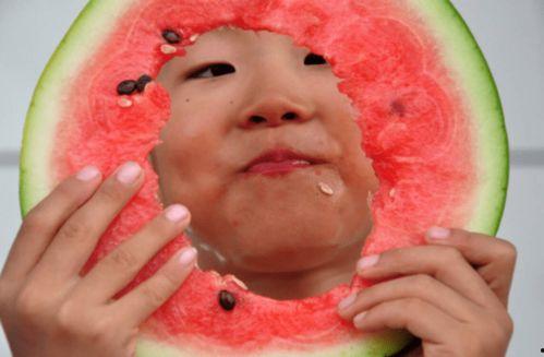 宝宝在线吃瓜视频,萌态十足,萌娃吃瓜视频走红网络