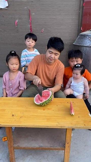 小家伙吃瓜的视频,萌娃吃瓜欢乐多