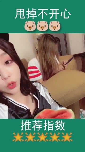 闺蜜吃瓜高中搞笑视频,高中搞笑视频里的青春回忆